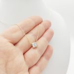 Sárga arany nyaklánc szögletes köves medállal