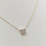 Sárga arany nyaklánc szögletes köves medállal