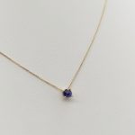 Sárga arany nyaklánc sötétkék köves medállal