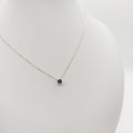 Sárga arany nyaklánc sötétkék köves medállal