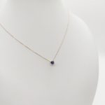 Sárga arany nyaklánc sötétkék köves medállal