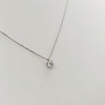 Fehér arany nyaklánc egy köves medállal
