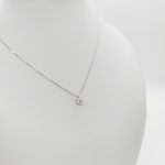 Fehér arany nyaklánc egy köves medállal