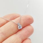 Fehér arany nyaklánc egy köves medállal