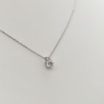 Fehér arany nyaklánc egy köves medállal