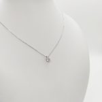 Fehér arany nyaklánc egy köves medállal