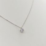 Fehér arany nyaklánc egy köves medállal