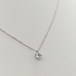 Fehér arany nyaklánc egy köves medállal