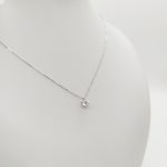 Fehér arany nyaklánc egy köves medállal