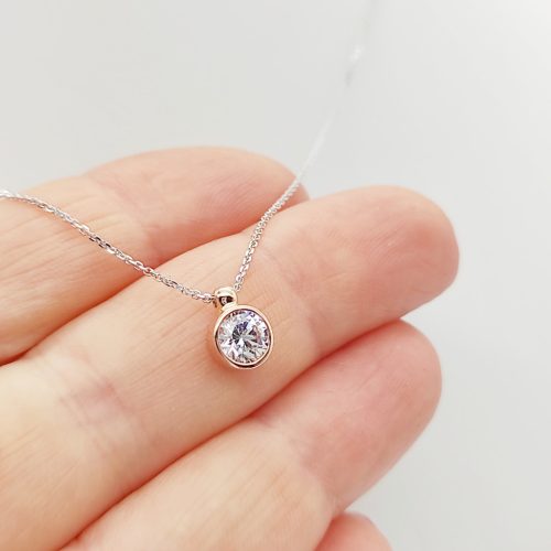 Fehér arany nyaklánc egy köves medállal rozé foglalatban
