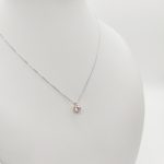 Fehér arany nyaklánc egy köves medállal rozé foglalatban