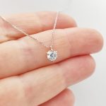 Fehér arany nyaklánc egy köves medállal rozé foglalatban