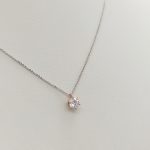 Fehér arany nyaklánc egy köves medállal rozé foglalatban