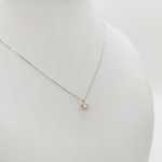 Fehér arany nyaklánc egy köves medállal rozé foglalatban