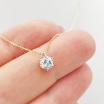 Sárga arany nyaklánc egy köves medállal