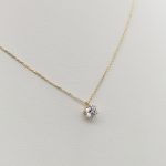 Sárga arany nyaklánc egy köves medállal