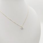 Sárga arany nyaklánc egy köves medállal