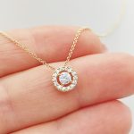 Sárga arany nyaklánc szikrázó medállal