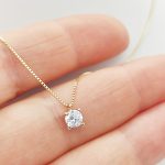 Sárga arany nyaklánc egy köves 4 karmos medállal