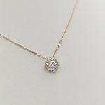 Sárga arany nyaklánc szikrázó medállal