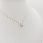 Sárga arany nyaklánc szikrázó medállal