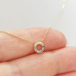 Sárga arany nyaklánc köves kör medállal