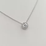 Fehér arany nyaklánc szikrázó köves medállal