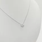 Fehér arany nyaklánc szikrázó köves medállal