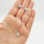 Fehér arany nyaklánc szikrázó köves medállal