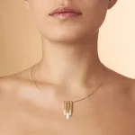 Sárga arany merev nyaklánc modern elegáns medállal