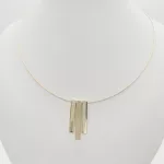 Sárga arany merev nyaklánc modern elegáns medállal