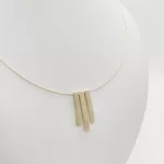 Sárga arany merev nyaklánc modern elegáns medállal