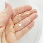 Sárga arany merev nyaklánc modern elegáns medállal