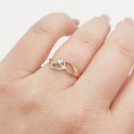 Sárga-fehér arany kis szolíd gyűrű egy kővel