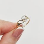 Sárga-fehér arany kis szolíd gyűrű egy kővel