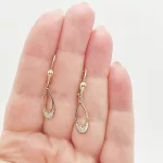 Sárga arany modern lógós fülbevaló