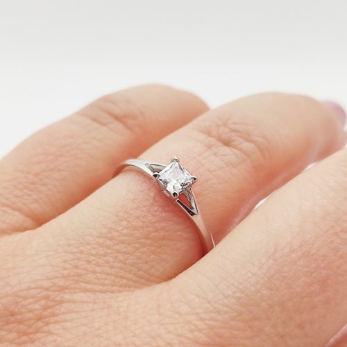 Fehér arany gyűrű cirkóniával