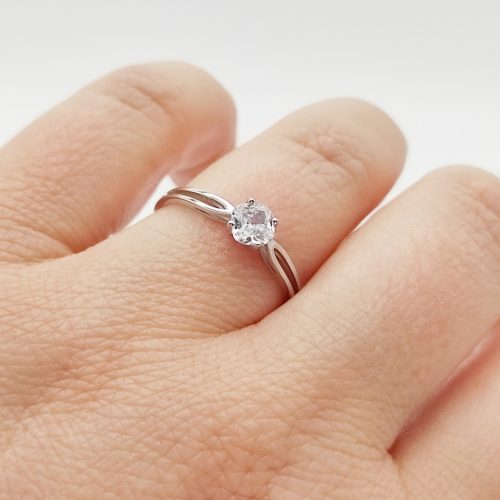 Fehér arany gyűrű cirkóniával