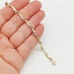 Sárga-fehér arany metszett mintás karlánc