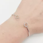 Fehér arany nyitott köves karperec