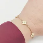 Sárga arany karlánc metszett lóherékkel