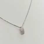 Fehér arany nyaklánc modern szögletes köves medállal