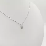 Fehér arany nyaklánc modern szögletes köves medállal
