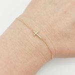 Sárga arany karlánc kereszt medállal