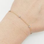 Sárga arany karlánc metszett fehér bogyókkal