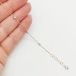 Sárga arany karlánc metszett fehér bogyókkal