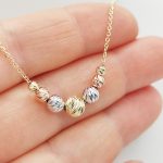 Sárga arany nyaklánc trikolor metszett bogyókkal