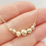 Sárga arany nyaklánc metszett bogyókkal