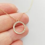 Sárga arany nyaklánc köves kör medállal