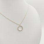 Sárga arany nyaklánc köves kör medállal